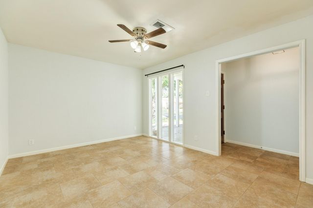 521 Sycamore Street, Lake Jackson, TX 77566