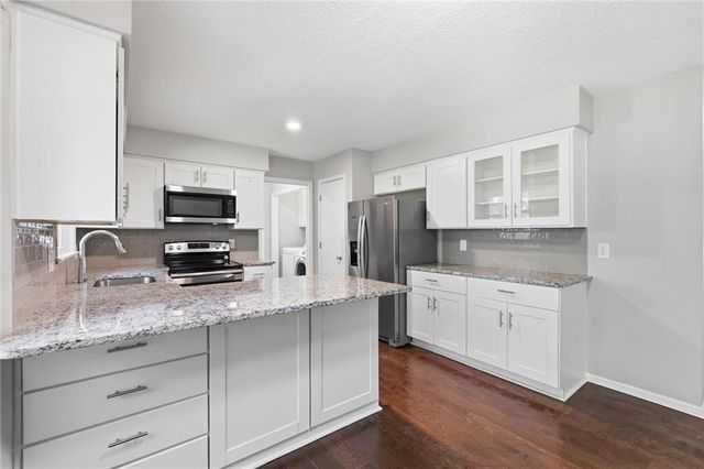 11800 W 99TH Terrace, Overland Park, KS 66214