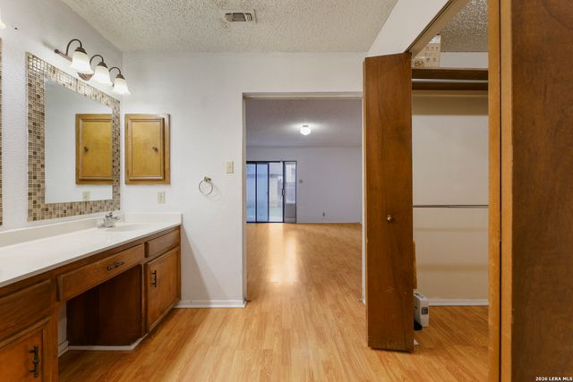 4322 Center Oak Woods, San Antonio, TX 78249