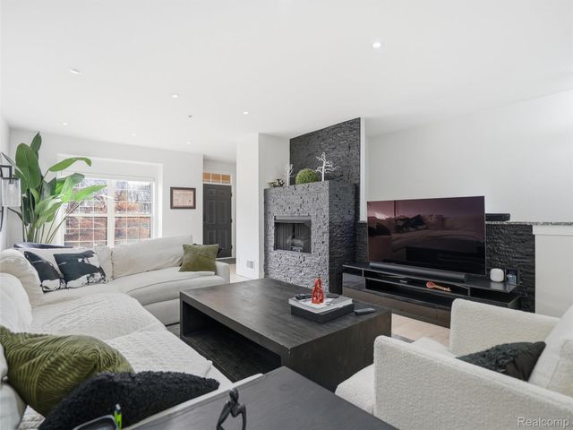 3227 Camden Drive, Troy, MI 48084