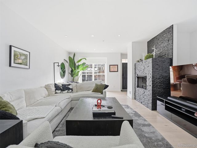 3227 Camden Drive, Troy, MI 48084