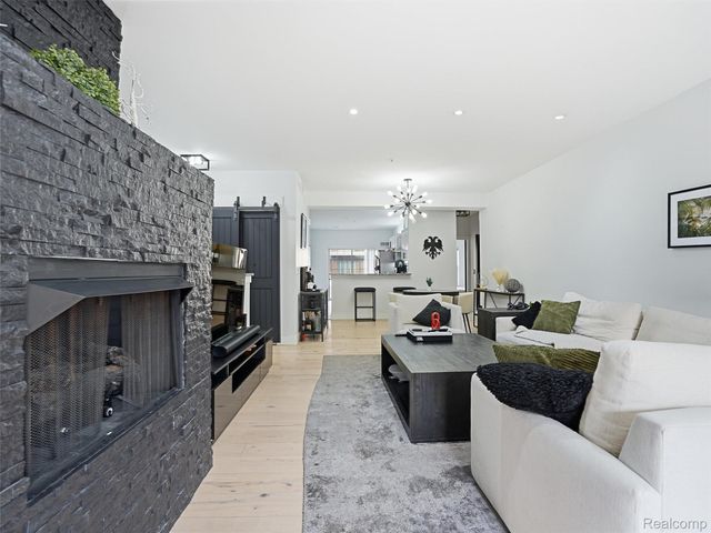 3227 Camden Drive, Troy, MI 48084