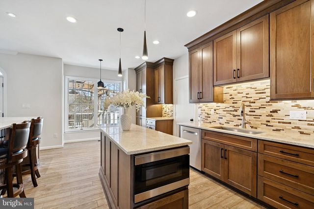 6909 CONFEDERATE RIDGE LN, Centreville, VA 20121