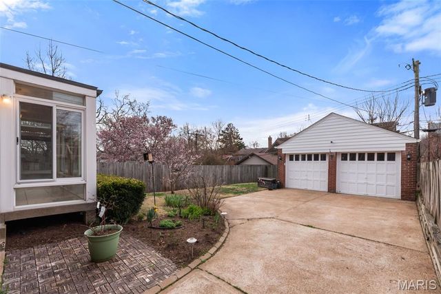 7464 Stanford Avenue, University City, MO 63130