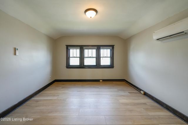 908 Lydia St, Louisville, KY 40217