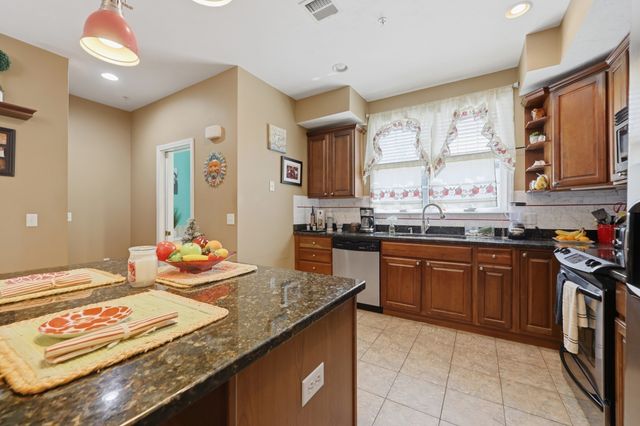 140 Commonwealth Ave 23, North Attleboro, MA 02760