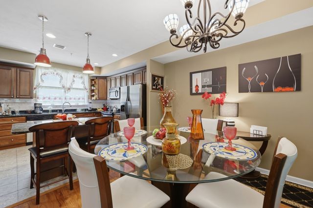 140 Commonwealth Ave 23, North Attleboro, MA 02760