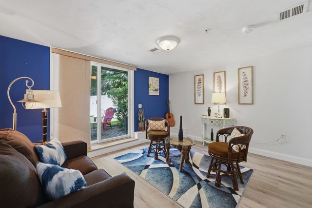 140 Commonwealth Ave 23, North Attleboro, MA 02760