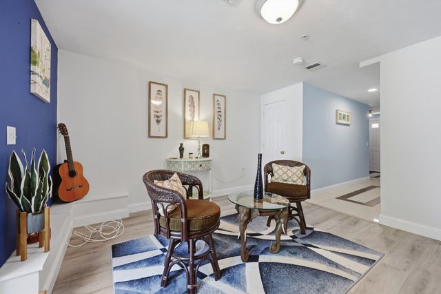 140 Commonwealth Ave 23, North Attleboro, MA 02760