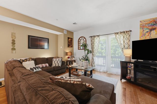 140 Commonwealth Ave 23, North Attleboro, MA 02760
