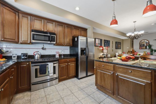 140 Commonwealth Ave 23, North Attleboro, MA 02760