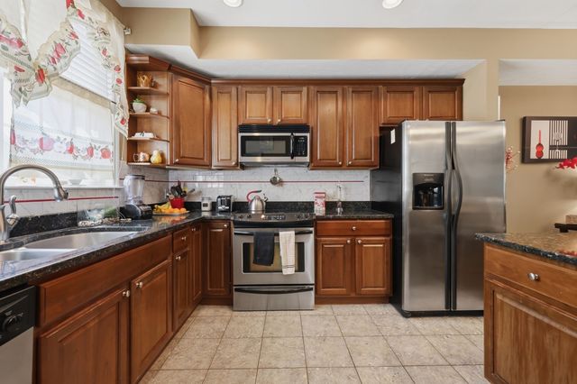 140 Commonwealth Ave 23, North Attleboro, MA 02760