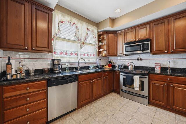 140 Commonwealth Ave 23, North Attleboro, MA 02760