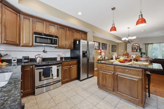 140 Commonwealth Ave 23, North Attleboro, MA 02760