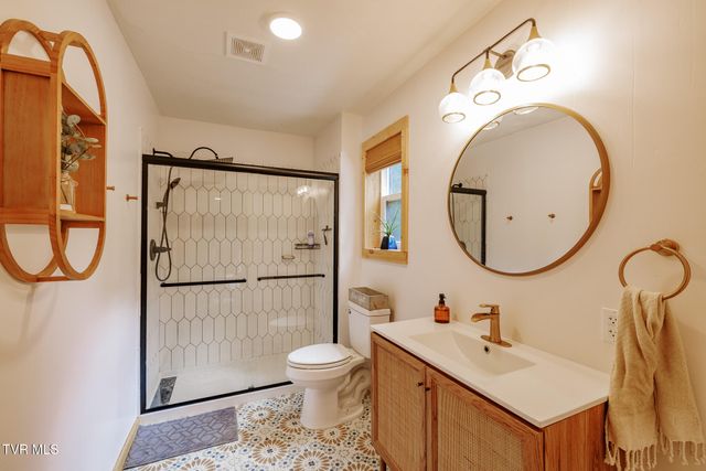140 Bl Moore Lane, Jonesborough, TN 37659