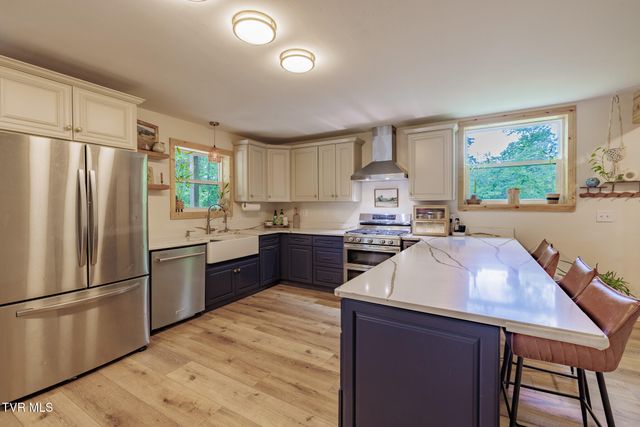 140 Bl Moore Lane, Jonesborough, TN 37659