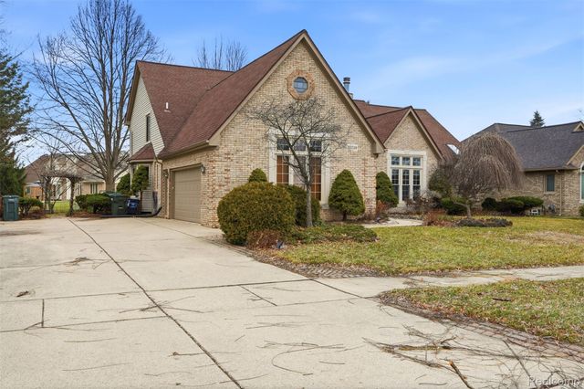 42739 Pond View Drive, Sterling Heights, MI 48314