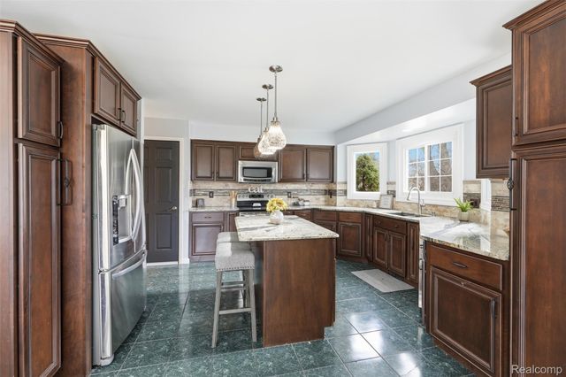 42739 Pond View Drive, Sterling Heights, MI 48314