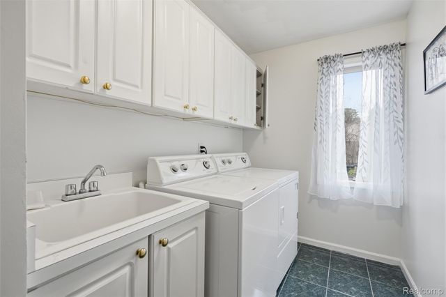 42739 Pond View Drive, Sterling Heights, MI 48314