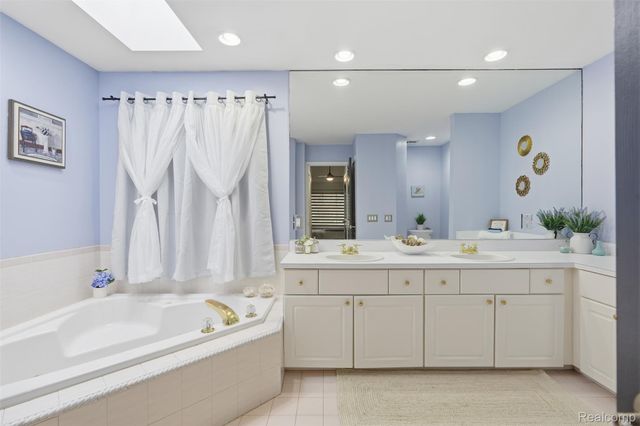 42739 Pond View Drive, Sterling Heights, MI 48314