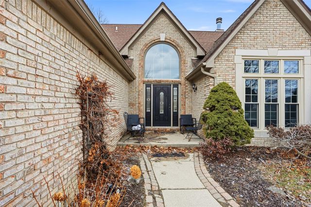42739 Pond View Drive, Sterling Heights, MI 48314
