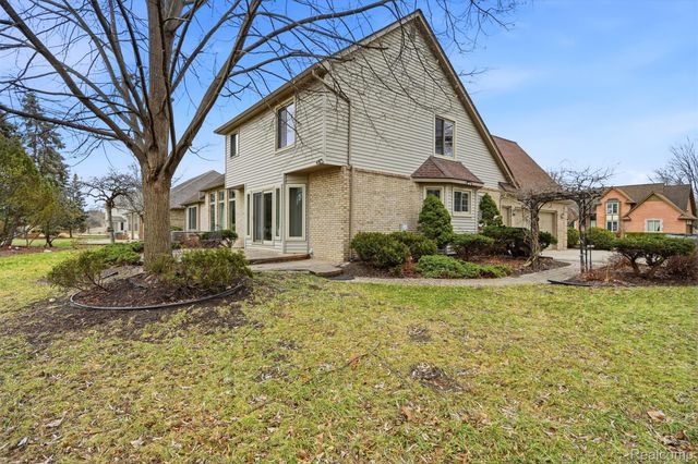 42739 Pond View Drive, Sterling Heights, MI 48314