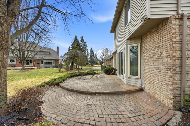 42739 Pond View Drive, Sterling Heights, MI 48314