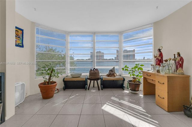 1302 NE 191st St A221, Miami, FL 33179