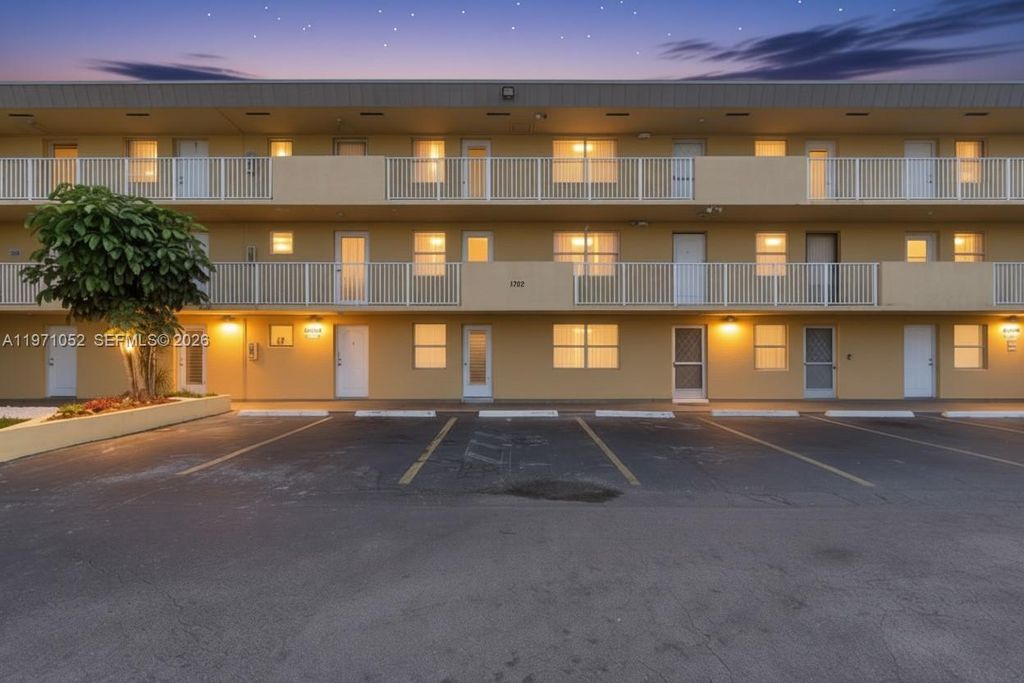 1302 NE 191st St A221, Miami, FL 33179