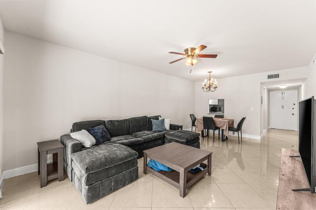 130 Lake Meryl Drive 228, West Palm Beach, FL 33411