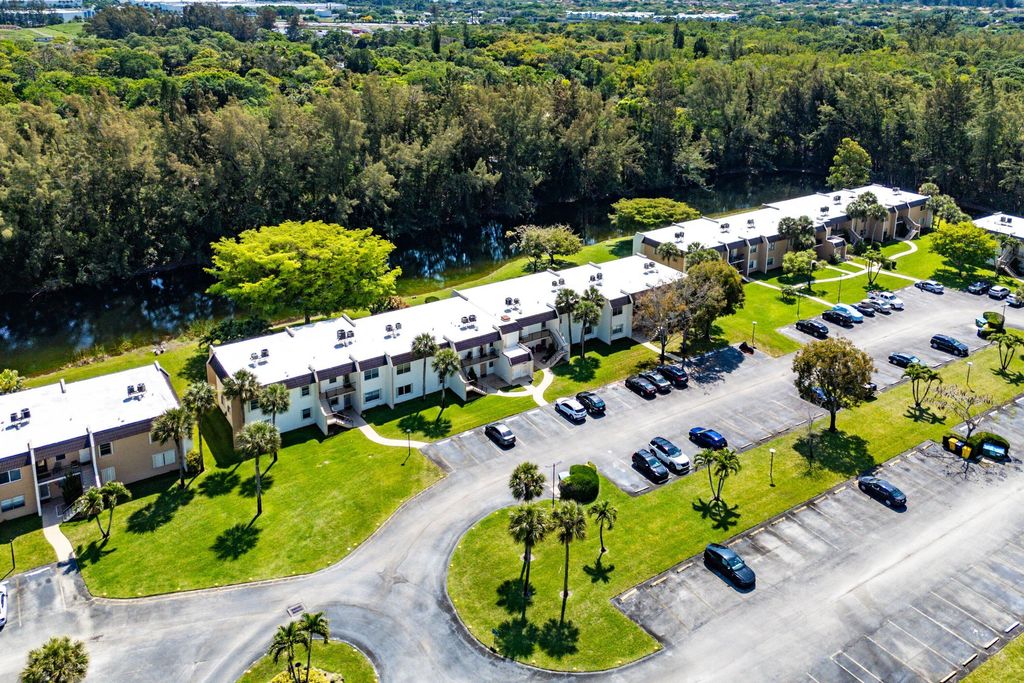 130 Lake Meryl Drive 228, West Palm Beach, FL 33411