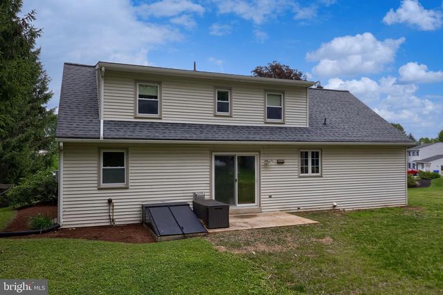 303 PARKWOOD DR, Lancaster, PA 17603