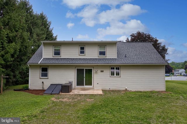 303 PARKWOOD DR, Lancaster, PA 17603