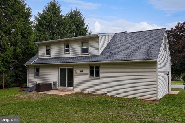 303 PARKWOOD DR, Lancaster, PA 17603