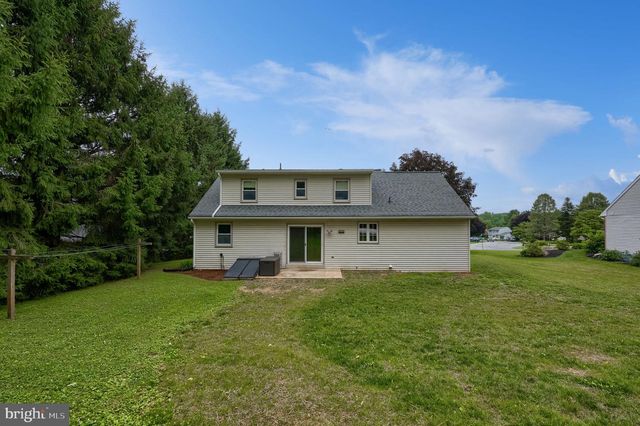 303 PARKWOOD DR, Lancaster, PA 17603