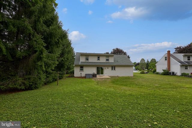 303 PARKWOOD DR, Lancaster, PA 17603
