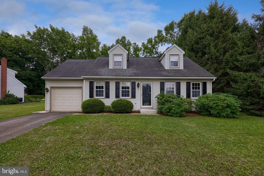 303 PARKWOOD DR, Lancaster, PA 17603