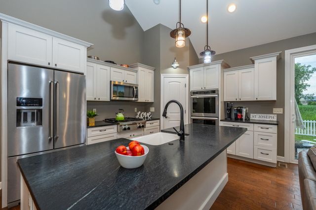 2400 Bay Pointe Drive, St. Joseph, MI 49085