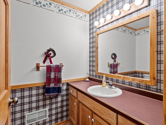 501 River Bluff DRIVE, Manitowoc, WI 54220