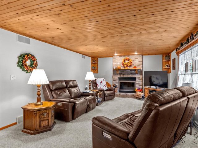 501 River Bluff DRIVE, Manitowoc, WI 54220