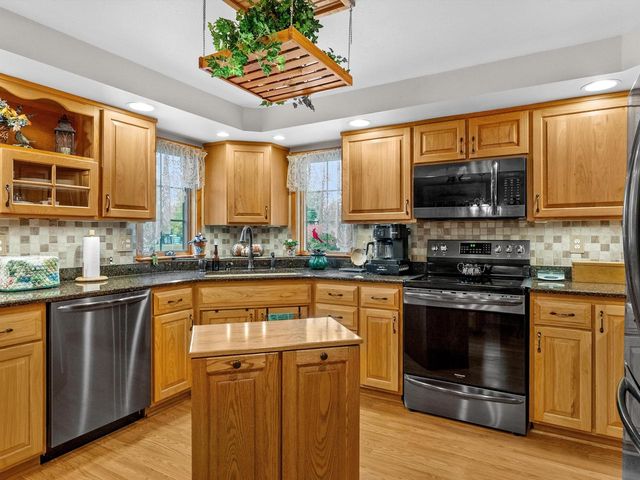 501 River Bluff DRIVE, Manitowoc, WI 54220