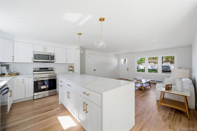 9 W 8th Street, Ronkonkoma, NY 11779