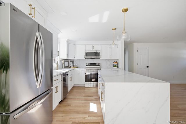 9 W 8th Street, Ronkonkoma, NY 11779