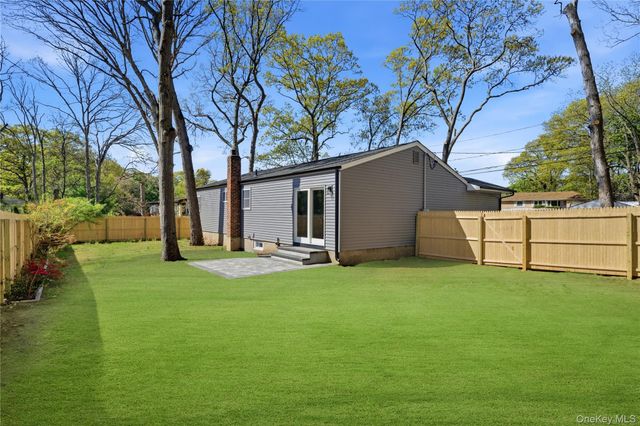 9 W 8th Street, Ronkonkoma, NY 11779