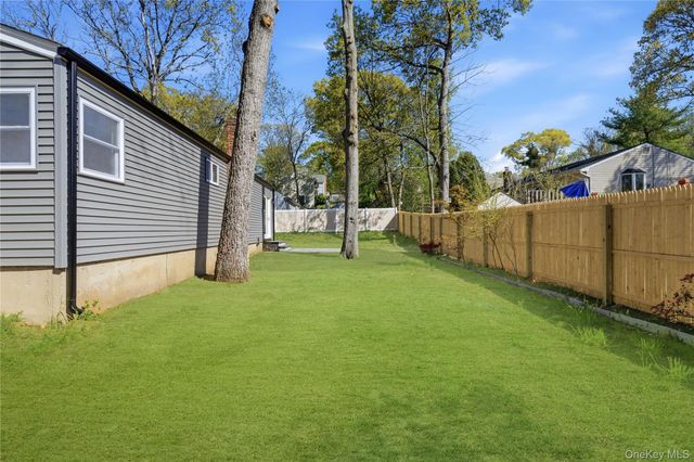 9 W 8th Street, Ronkonkoma, NY 11779