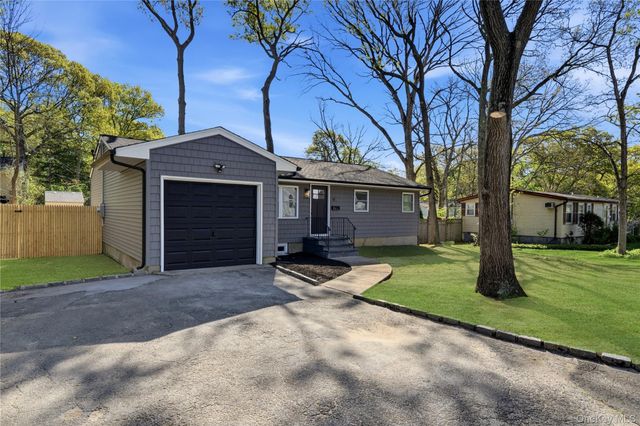9 W 8th Street, Ronkonkoma, NY 11779