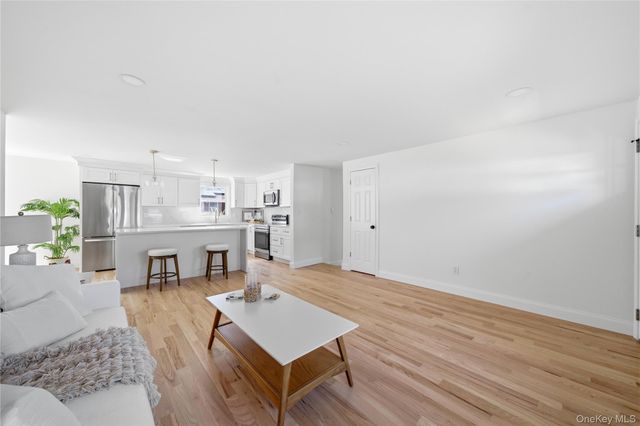 9 W 8th Street, Ronkonkoma, NY 11779