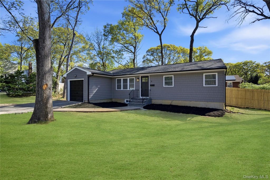 9 W 8th Street, Ronkonkoma, NY 11779