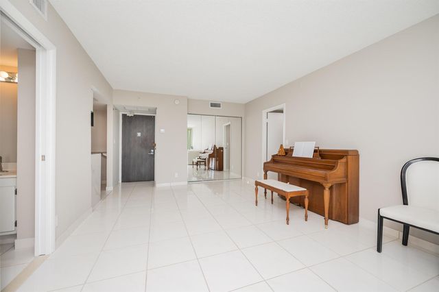 20335 W Country Club Drive 1704, Aventura, FL 33180
