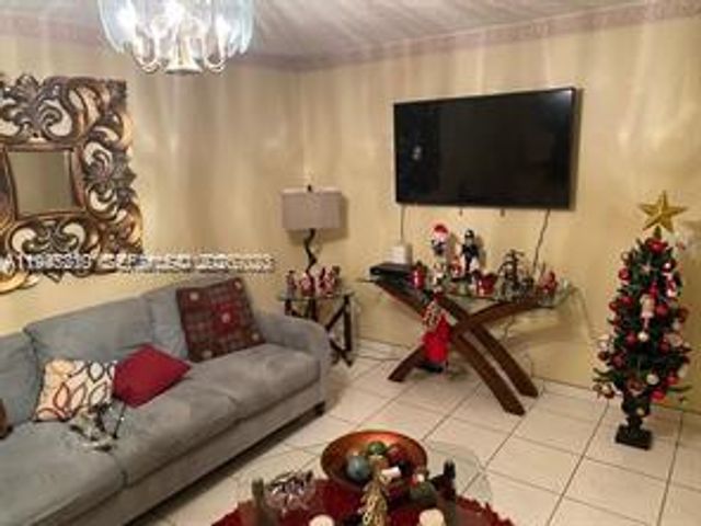 13450 SW 3rd St 405D, Pembroke Pines, FL 33027
